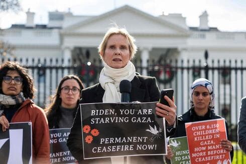 Miranda Hobbs, protestando frente a la Casa Blanca.