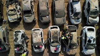 Autos quemados en la zona donde se realizaba la fiesta Nova, en Reim. 