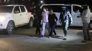 Terroristas armados de Hamás, con rehenes entregados el martes a la Cruz Roja