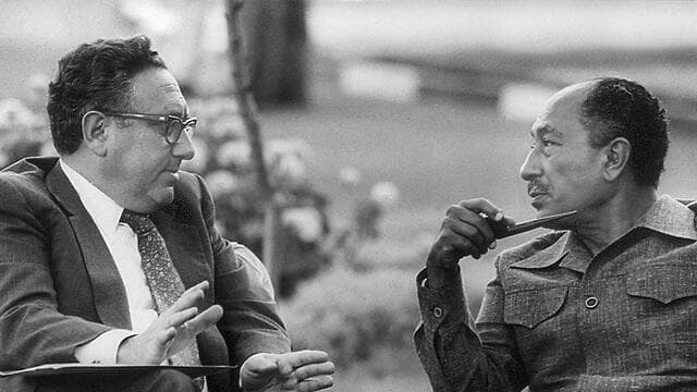 Henry Kissinger con Anwar Sadat iniciaron un proceso dio lugar al tratado de paz entre Israel y Egipto . (Getty Images) Henry Kissinger y Anwar Sadat: cruzaron una línea roja.