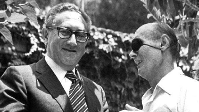 Dayan explicó que en el lado occidental del canal, los combates continúan con toda su intensidad pero Kissinger le cambió de tema. (Shalom Bar Tal) Henry Kissinger y Moshe Dayan.