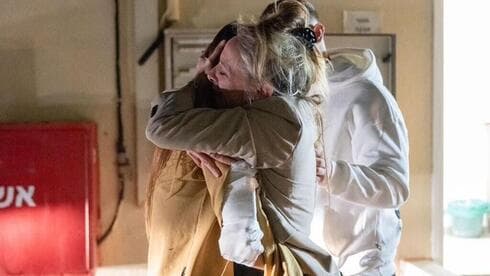 Mia Schem, finalmente abraza a su madre tras ser liberada. 