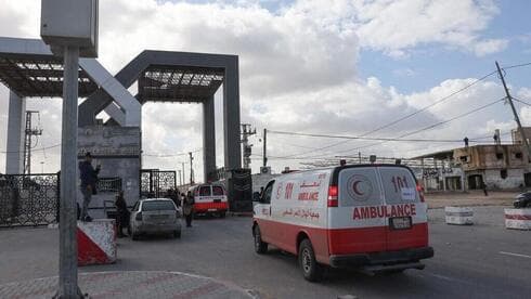 Una ambulancia egipcia en el paso fronterizo de Rafah