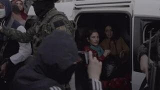 Amit y Miya, en el coche de Hamás antes de ser entregados a la Cruz Roja.