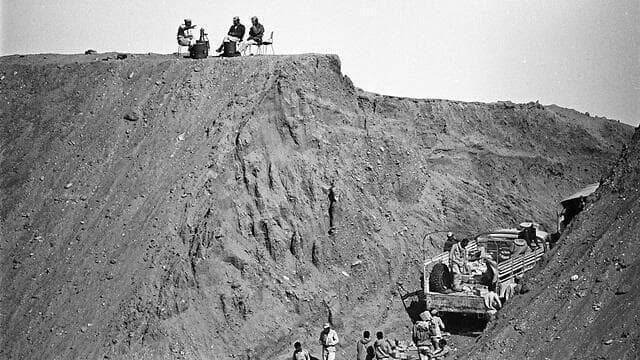 Soldados del Tercer Ejército sitiado cerca del Canal de Suez. 