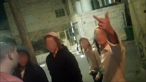 Colonos israelíes ejerciendo violencia contra palestinos. 
