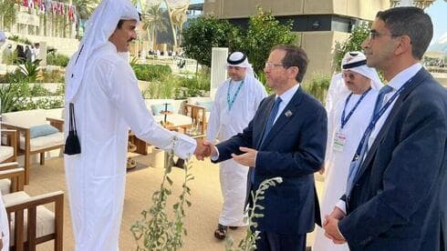 El emir de Catar, el jeque Tamim bin Hamad Al Thani, estrecha la mano del presidente Issac Herzog. (Ynet) El emir de Catar, el jeque Tamim bin Hamad Al Thani, estrecha la mano del presidente Issac Herzog.