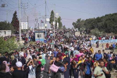 Los residentes de Gaza se desplazan hacia el sur a través de corredores humanitarios. (AP) Los residentes de Gaza se desplazan hacia el sur a través de corredores humanitarios
