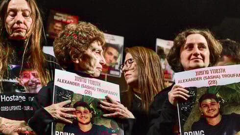 Familiares de los secuestrados protestan en Tel Aviv.