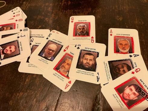 Para debilitar aún más a Hamás, las cartas "degradan" deliberadamente a algunos de sus miembros más importantes. (Ynet) Barajas de cartas