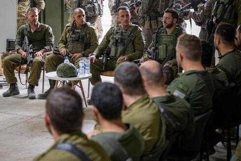 El teniente general Herzi Halevi, en reunión con reservistas de las FDI