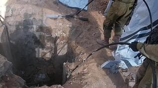 Un pozo que conduce a un túnel de Hamás descubierto por las tropas y posteriormente destruido.