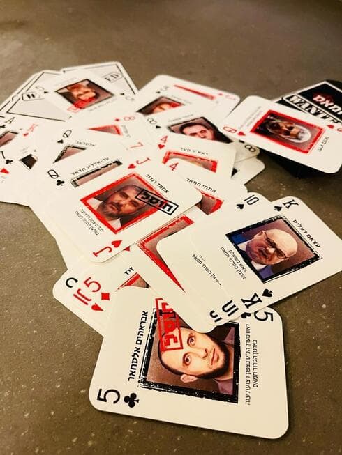 Las cartas actúan como herramienta de identificación para los soldados en combate. (Ynet) Barajas de cartas
