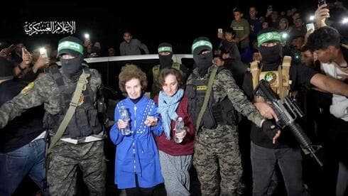 erroristas de Hamás escoltan a rehenes israelíes antes de su liberación