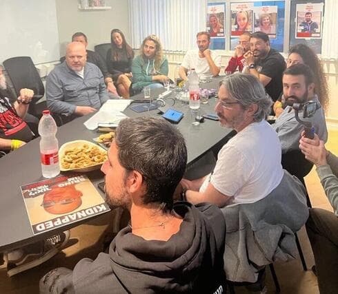 Khan se reúne con familiares de los secuestrados en Gaza.