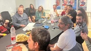 Khan se reúne con familiares de los secuestrados en Gaza.