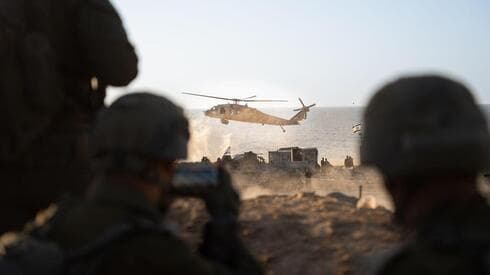 Un helicóptero de las FDI despega desde la Franja de Gaza.