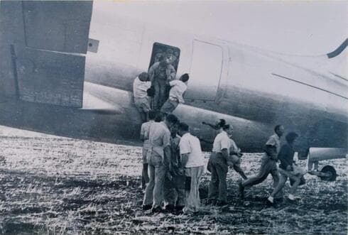 Judíos iraquíes siendo transportados a Israel, 1949.
(Colección Shlomo Hillel, de los Archivos del Estado de Israel) Judíos iraquíes siendo transportados a Israel, 1949.
