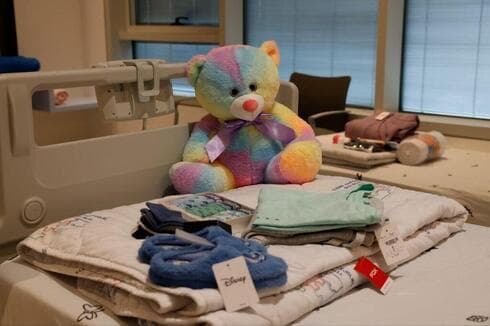 Camas preparadas para cautivos israelíes en el Centro Médico Infantil Schneider.
(Centro médico infantil Schneider) Camas preparadas para cautivos israelíes en el Centro Médico Infantil Schneider