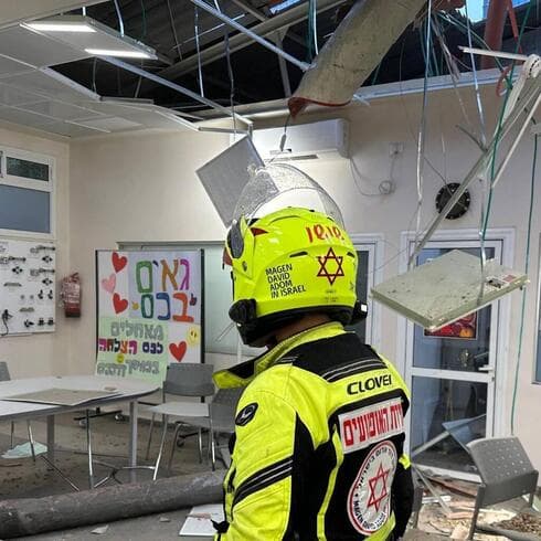Una escuela de Tel Aviv destruida por el impacto de un cohete lanzado por Hamás. (MDA) Una escuela de Tel Aviv destruida por el impacto de un cohete lanzado por Hamás.