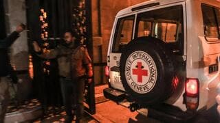 Ambulancia de la Cruz Roja entregando cautivos israelíes