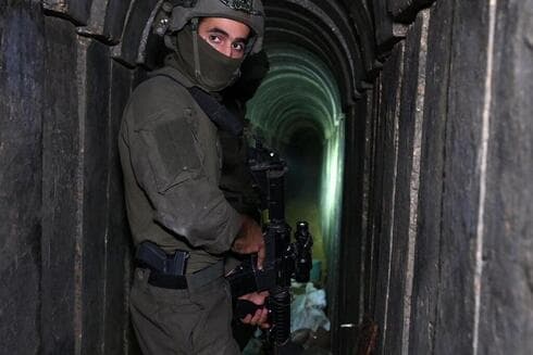 Túnel encontrado por soldados de las FDI debajo del hospital Al Shifa, en Gaza.
(Ahikam SERI / AFP) Túnel encontrado por soldados de las FDI debajo del hospital Al Shifa de Gaza