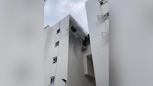 Impacto de un cohete de Hamás en un edificio de Ashkelon.