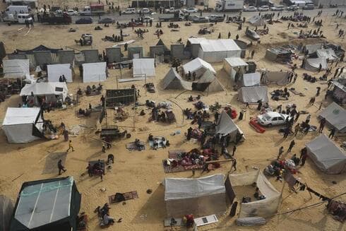  Campamento de tiendas de campaña en Rafah. 