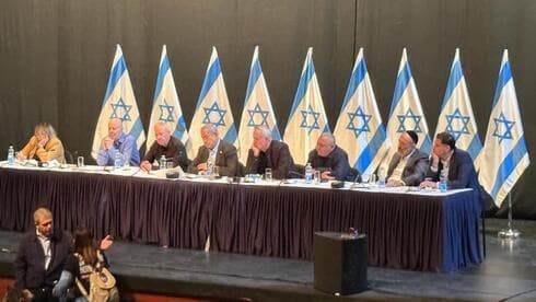 Miembros del Gabinete de Guerra en la reunión con los secuestrados y sus familiares. (Ynet) Miembros del Gabinete de Guerra en la reunión con los secuestrados y sus familiares.