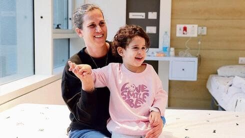 Avigail Edan con un familiar en el Centro Médico Infantil Schneider (Centro Médico Infantil Schneider ) Avigayil Edan con un familiar en el Centro Médico Infantil Schneider