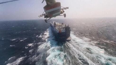 Un helicóptero militar hutí sobrevuela el carguero Galaxy Leader en el Mar Rojo (Foto: Reuters) Un helicóptero militar hutí sobrevuela el carguero Galaxy Leader en el Mar Rojo
