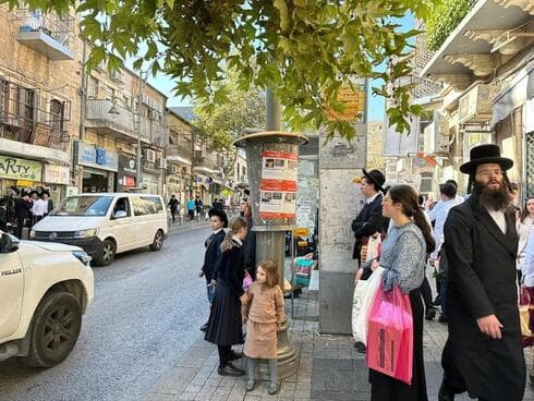 Carteles en yiddish en el barrio de Mea Shearim de Jerusalén pidiendo el regreso de los rehenes (Foto: Cortesía) Carteles en yiddish