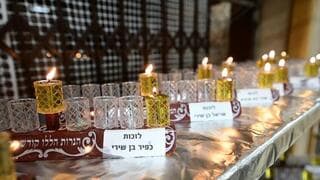Estudiantes de Erlau Yeshiva encienden menorás de Hanukkah para los rehenes