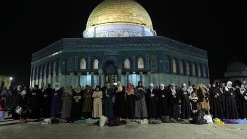 Los musulmanes rezan en Jerusalén durante el mes sagrado del Ramadán  