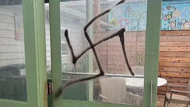 Esvástica en un restaurante de Long Island