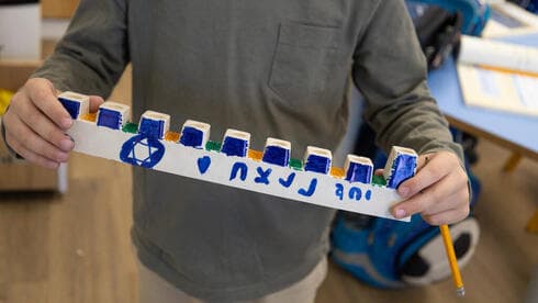 Las menorás fueron enviadas a la Franja de Gaza, junto con dulces y conmovedores mensajes y cartas. (FDI) Las menorás fueron enviadas a la Franja de Gaza, junto con dulces y conmovedores mensajes y cartas.