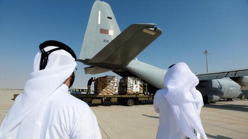 Ayuda humanitaria en un avión del ejército qatarí.