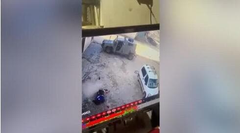 El momento en que las FDI disparan a quemarropa contra un palestino.