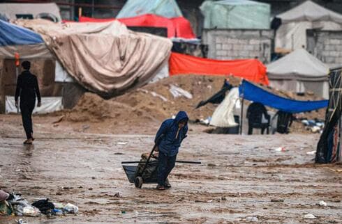 El campamento de Rafah, al sur de la Franja de Gaza, tapado de barro.