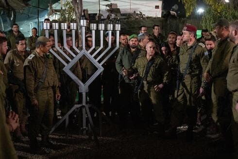 El jefe de Estado Mayor, Herzi Halevi, enciende velas con soldados de la Brigada Nahal (Foto: FDI) El jefe de Estado Mayor, Herzi Halevi, enciende velas con soldados de la Brigada Nahal