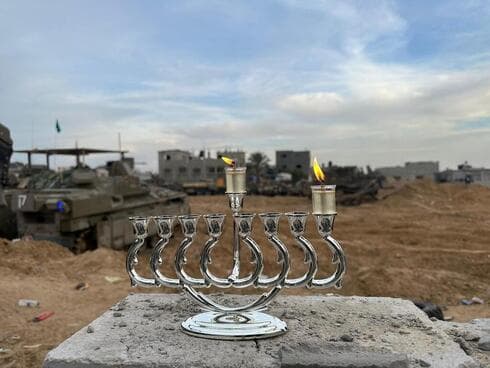 Menorá en el primer día de Hanukkah en Gaza