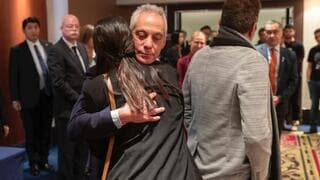 Ram Emanuel, embajador de Estados Unidos en Japón, con la familia de Eden Zakaria.