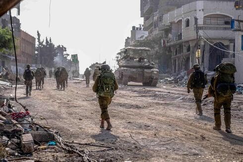 Mussab Benat, que dirige el sitio, dijo que el logotipo permanecería con los nuevos colores hasta el final de la guerra. (Foto: FDI) Tropas de las FDI patrullando Gaza