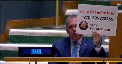 El embajador de Israel en la ONU, Gilad Erdan, con un cartel que sostiene que para un alto el fuego hay que llamar a Yahya Sinwar. (Ynet) El embajador de Israel en la ONU, Gilad Erdan, con un cartel que sostiene que para un alto el fuego hay que llamar a Yahya Sinwar.