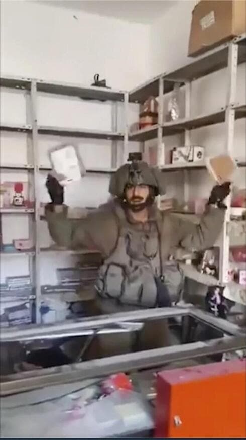 Esta imagen y otras han creado un dolor de cabeza para el ejército israelí. (X vía AP) Soldados israelíes