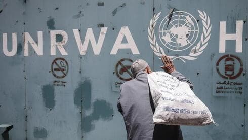 Un palestino frente al edificio de la UNRWA en la Franja de Gaza.