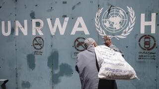 Un palestino frente al edificio de la UNRWA en la Franja de Gaza.