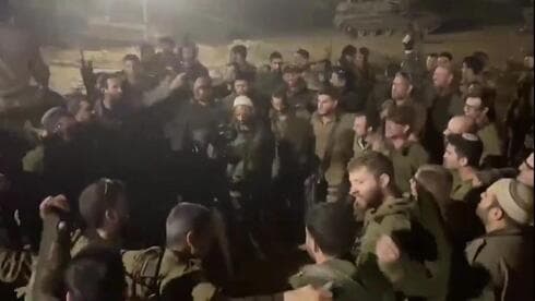 Esta imagen muestra a las tropas del ejército Israelí con los brazos cruzados, cantando consignas racistas mientras bailan en círculo. (X vía AP) Soldados israelíes