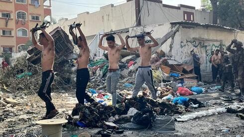 Terroristas se rinden al salir de un hospital en la Franja de Gaza. (Portavoz de las FDI) Terroristas se rinden al salir de un hospital en la Franja de Gaza.