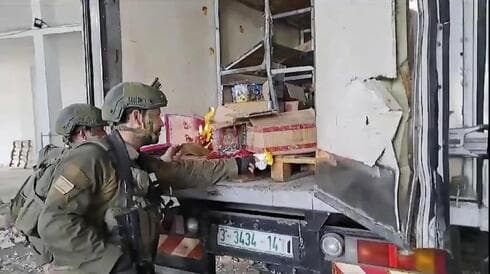 En los últimos días han surgidos varios videos virales de soldados israelíes comportándose de manera inapropiada en Gaza. (X vía AP) Soldados israelíes